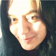 Profesora de arte y tecnología da clases a niños de todas las edades